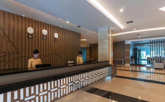 Receptionist di Dalton Hotel Makassar