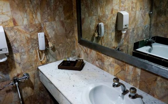 Bathroom di Danau Toba International Hotel