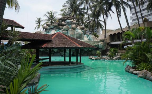 Swimming Pool di Danau Toba International Hotel