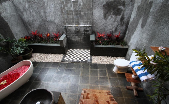 Tampilan Bathroom Hotel di DD Ubud Villa