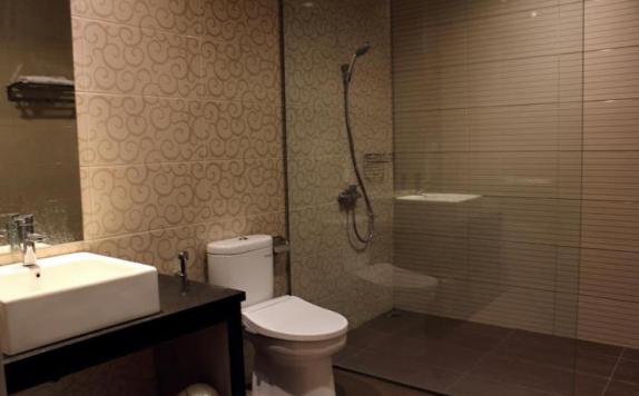 Tampilan Bathroom Hotel di De'Corner Guest House