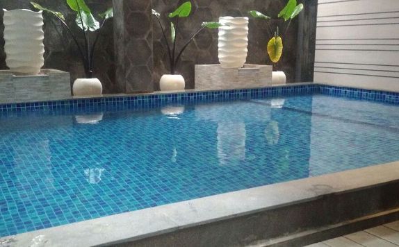 swiming pool di De Lobby Suite Hotel