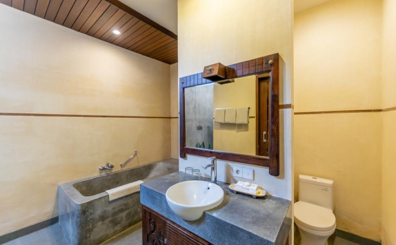 Bathroom di De Munut Balinese Resort