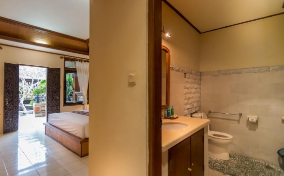 Tampilan Bathroom Hotel di DePradha Ubud