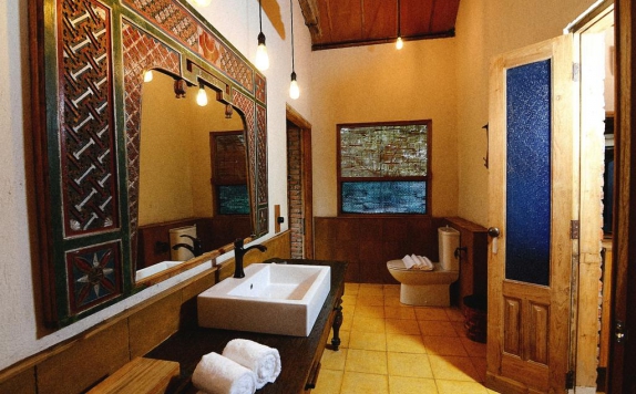 Bathroom di Desa Alamanis Resort Vila