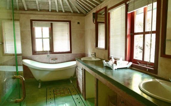 Bathroom di Desa Limasan Retreat