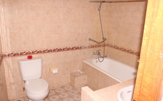 Tampilan Bathroom Hotel di Dewa Bharata Bungalows Ubud