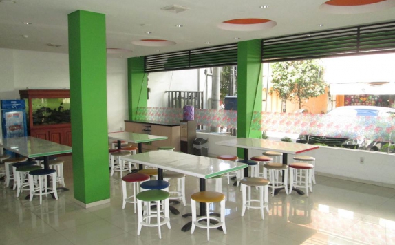 cafe di dewarna hotel arifin