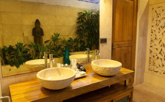 bathroom di Dhyana Pura Hotel