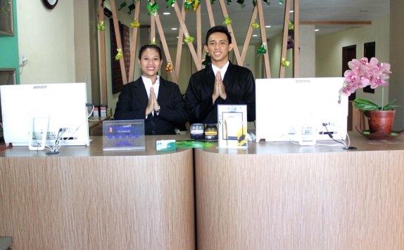 Receptionist di D Inn Rungkut Juanda