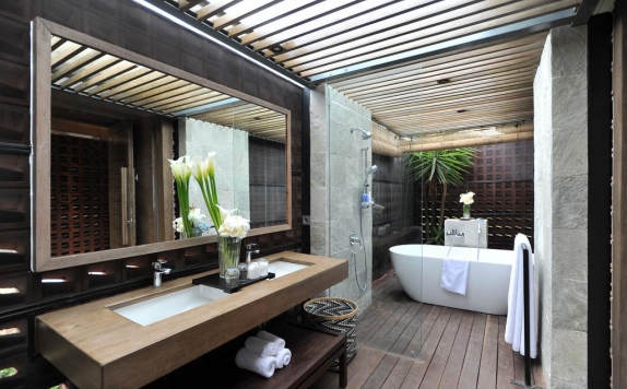 Tampilan Bathroom Hotel di Djoglo Luxury Bungalow