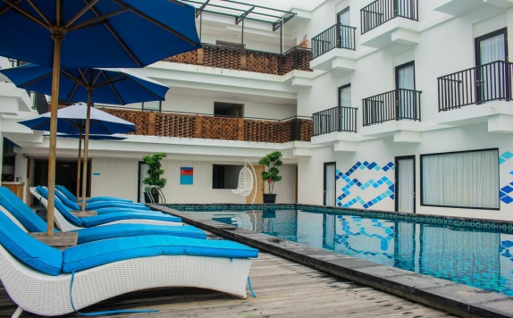 Swimming Pool di Dmax Hotel & Convention Lombok