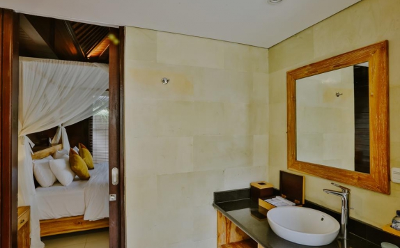 Tampilan Bathroom Hotel di D Nusa Beach Club and Resort