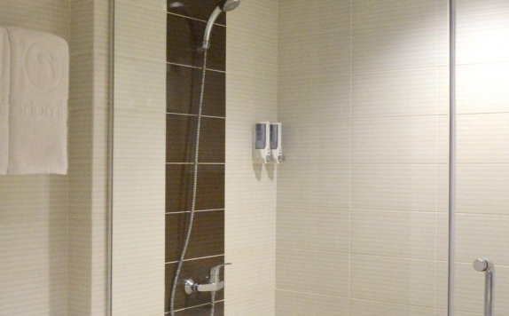 Bathroom di D Primahotel ITC Mangga Dua