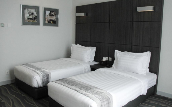 guest room twin bed di Dreamtel Jakarta Hotel