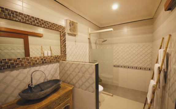 Bathroom di Dukuh Sebatu Resort Villas