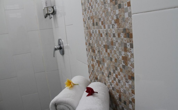 Bathroom di Duo Legian Hotel