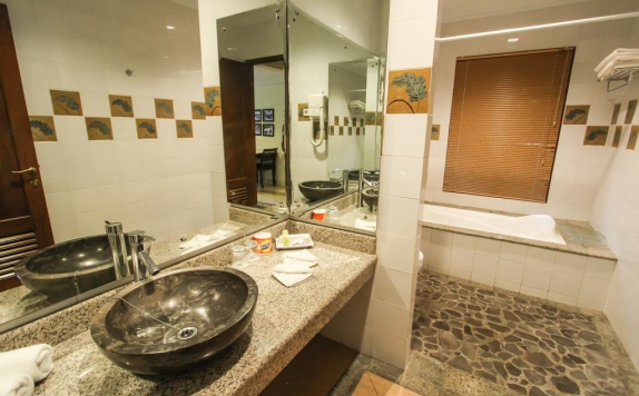 Tampilan Bathroom Hotel di Duta Garden Hotel and Boutique Villa