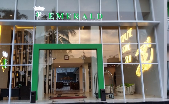 Eksterior di Emerald Hotel