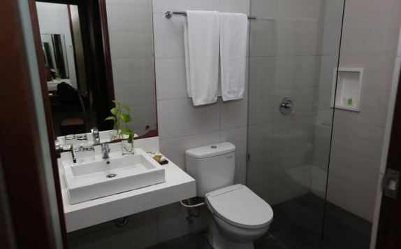 Tampilan Bathroom Hotel di Equity Jimbaran Resort and Villa (Formerly The Sakura Jimbaran)
