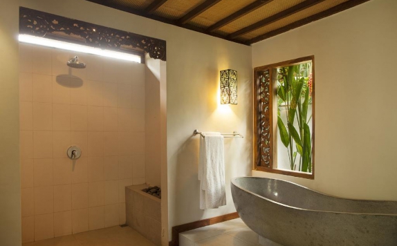 Tampilan Bathroom Hotel di Esterin Villa Ubud