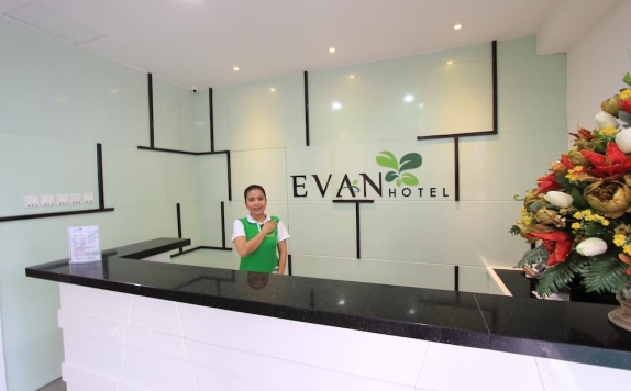 Receptionist di Evan Hotel