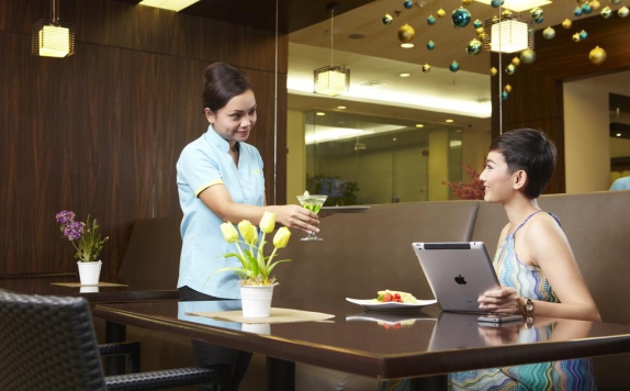 Waiters di Everyday Smart Hotel Mangga Besar