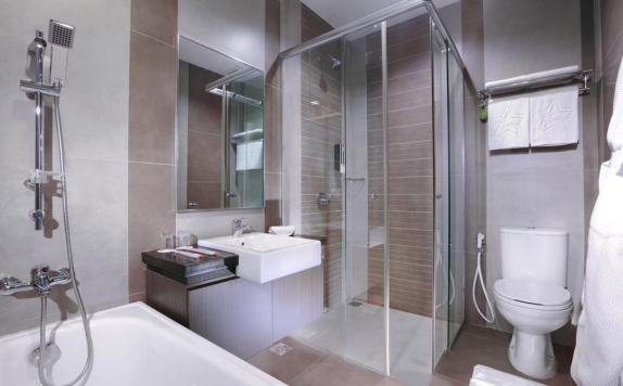 Bathroom di Fame Hotel Batam