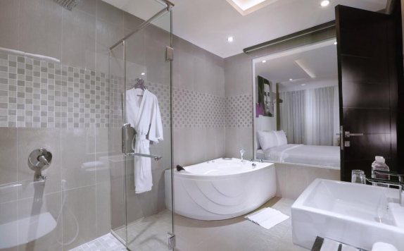Bathroom di Fame Hotel Batam