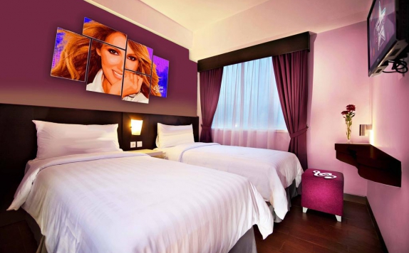 guest room twin bed di Fame Hotel Gading Serpong