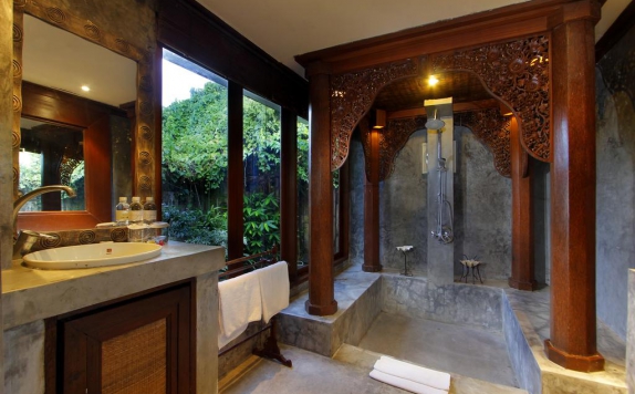 Tampilan Bathroom Hotel di Fare Ti'i (Villa Ti'i Bali)