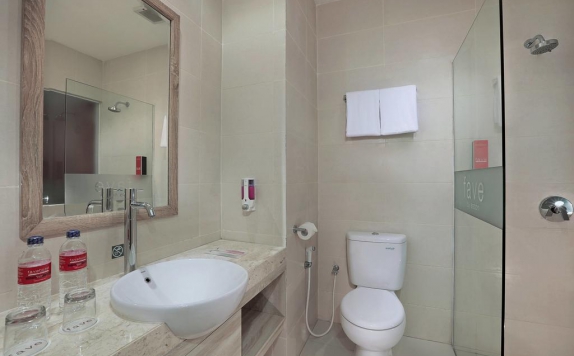 Tampilan Bathroom Hotel di Favehotel Banjarbaru