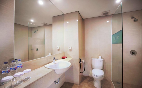Tampilan Bathroom Hotel di Favehotel Daeng Tompo