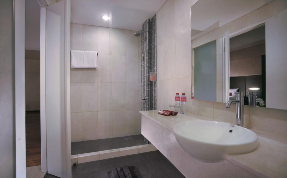 Bathroom di Favehotel Graha Agung Surabaya