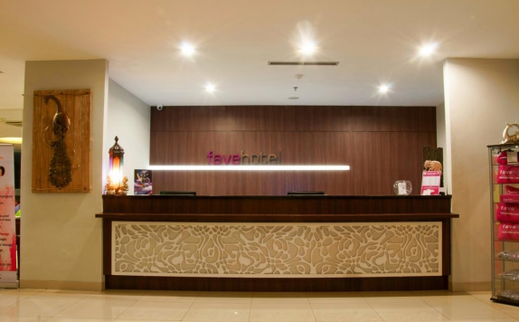 Receptionist di Favehotel Hyper Square Bandung