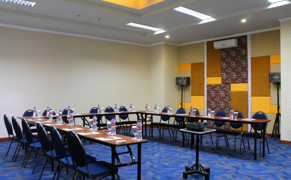 Meeting room di Favehotel Kusumanegara
