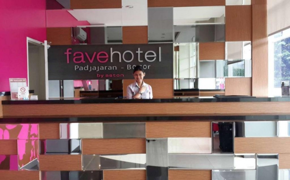 receptionist di Favehotel Padjajaran Bogor