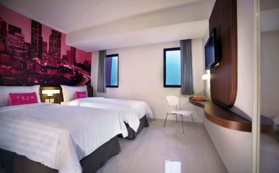 guest room twin bed di Favehotel PGC Cililitan Jakarta