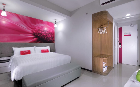 Tampilan Bedroom Hotel di Favehotel Rungkut