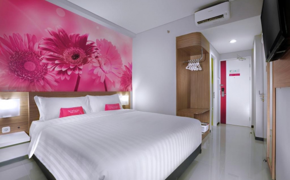 Tampilan Bedroom Hotel di Favehotel Rungkut
