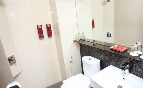 Bathroom di Favor Hotel Makassar