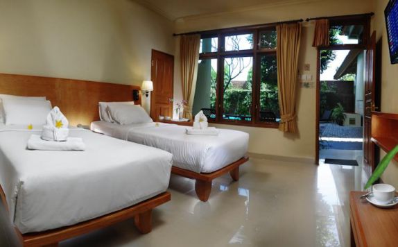 guest room twin bed di Febri's Hotel & Spa