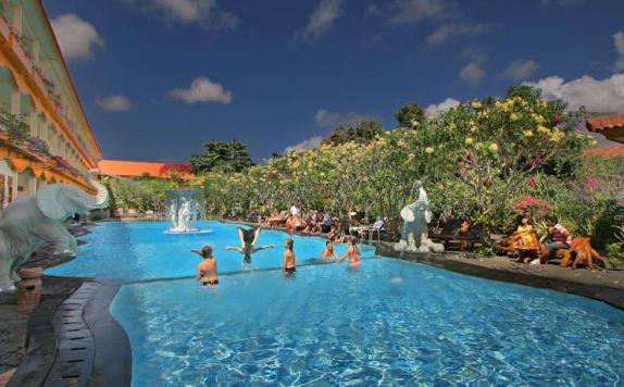 swimming pool di Febri's Hotel & Spa
