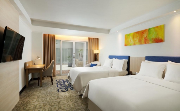 guest room twin bed di Four Points by Sheraton Makassar