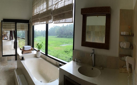 bathroom di Frangipani Villa Ubud