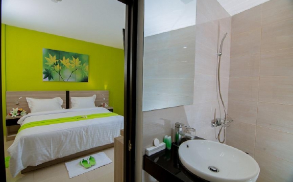 Bathroom di Fresh Hotel Sukabumi