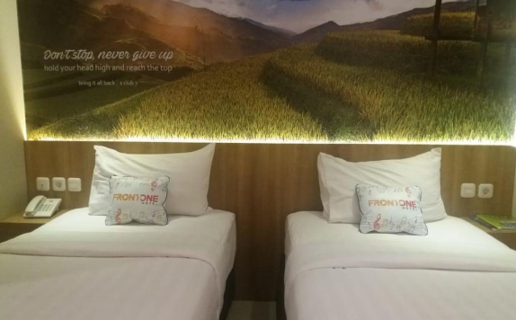 Guest Room di Front One Airport Solo