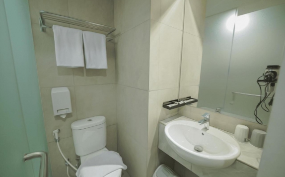 Bathroom di Front One Boutique Hotel Taman Anggrek