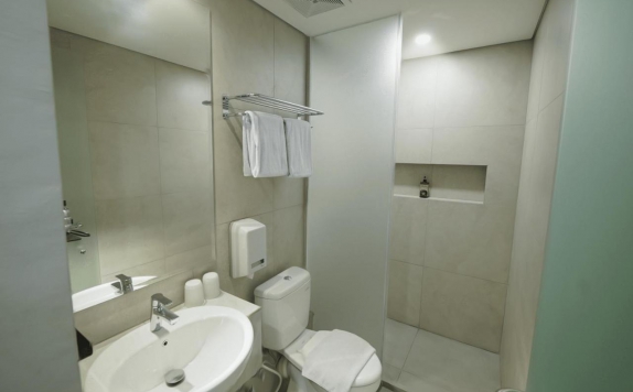 Bathroom di Front One Boutique Hotel Taman Anggrek