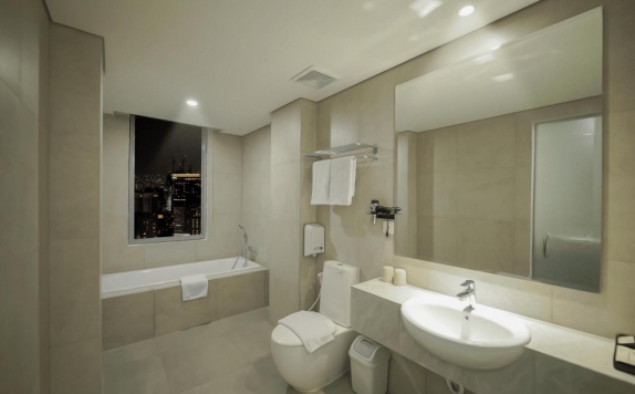 Bathroom di Front One Boutique Hotel Taman Anggrek